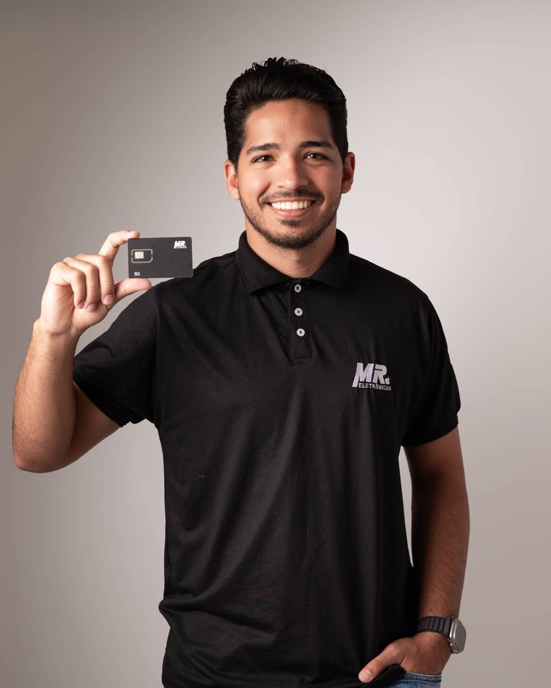 Matheus Robson, fundador da MR Eletrônicos, segurando o chip MR5G